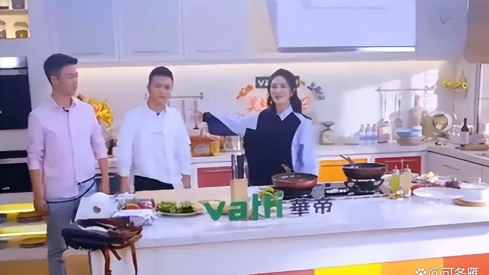 谢娜弟弟近照曝光，双眼皮高鼻梁，笑起来还有两个迷人的酒窝