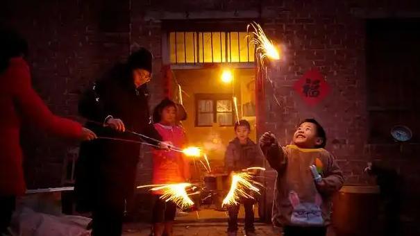 2026春节能放鞭炮了？一地全面废除“烟花爆竹禁令”，放鞭炮不再违规！