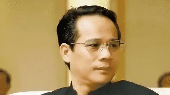 向华强最害怕的事，不是向佐在娱乐圈丢脸，而是新闻有向佑的名字