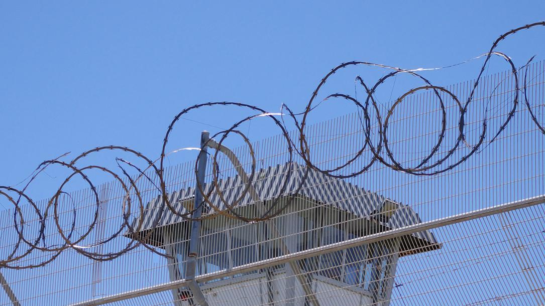 现实版“越狱”：他黑掉国家监狱系统，狂刷百万，还帮15名狱友减刑