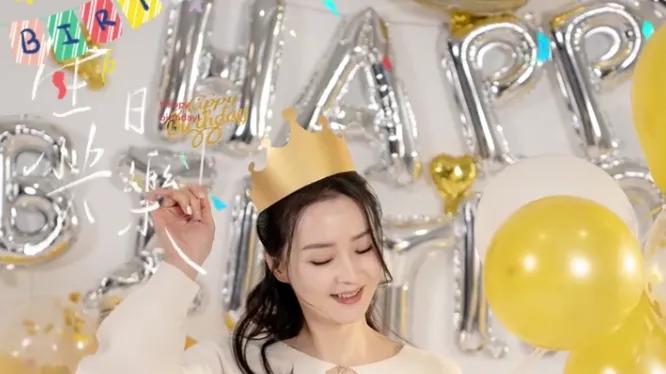 51岁王艳豪宅庆生辰，碎花裙马尾扮少女，故宫变其拍照“幕布”