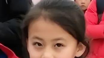 一张笑脸改变命运？7岁女孩走红后，父母的选择让人点赞