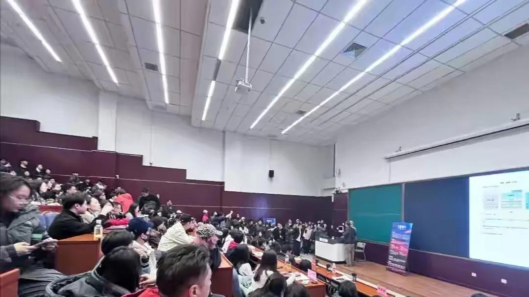 陈佩斯现身中戏讲课，教室座无虚席