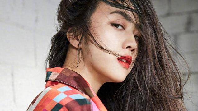 汤唯封面大片曝光，红唇湿发妩媚撩人，凹凸身材玩起“欲女风”