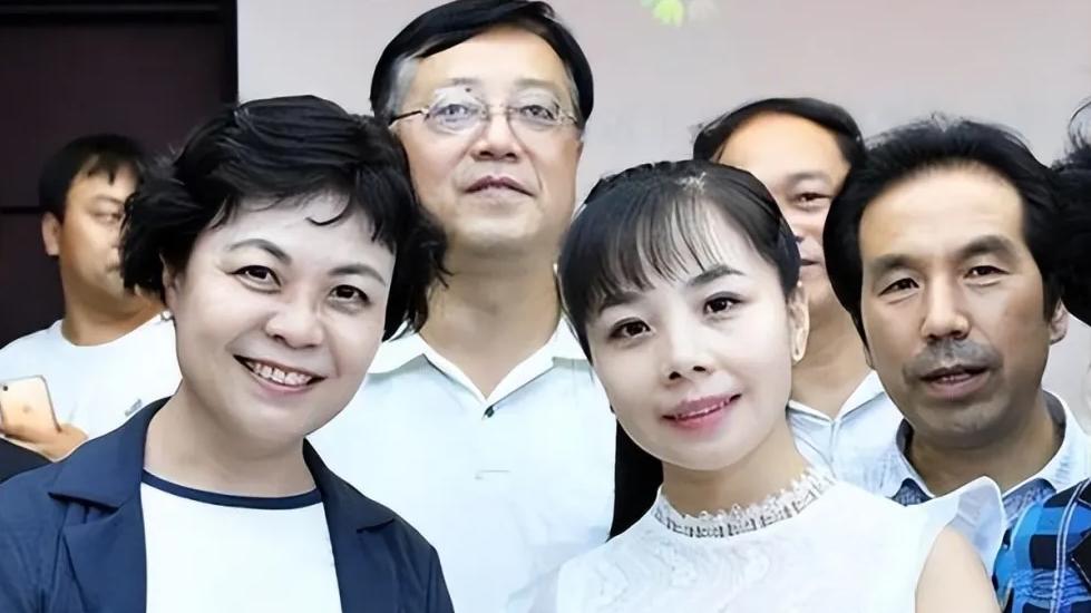 王二妮：23岁成名，放弃百万年薪下嫁农村，婆婆的态度让她不后悔