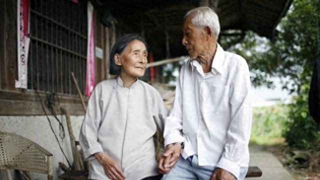 如果你跟兄弟姐妹断交、结仇，在过年时，学会反着来就行了