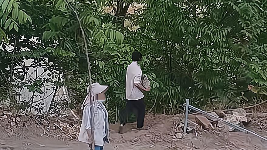 四川男子把进出路堵住，在路上建人工起落杆，邻居跪地求老天开路