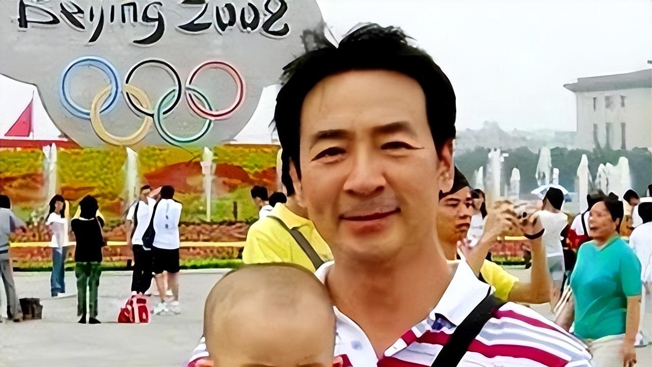 70岁寇振海首晒妻儿，与小24岁李婷生仨娃，次子比出道的哥哥还帅