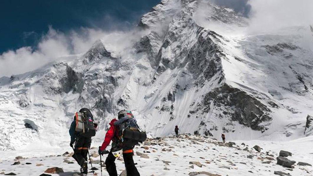 喜马拉雅冰洞暗藏血色冰晶！登山队全员基因突变，联合国启动应急预案