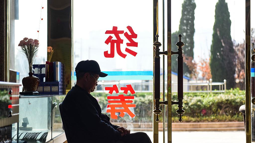 52岁女儿去养老院看望母亲，看到母亲被羞辱后，决心带母亲回家并告诉老伴：从今以后各管各妈！