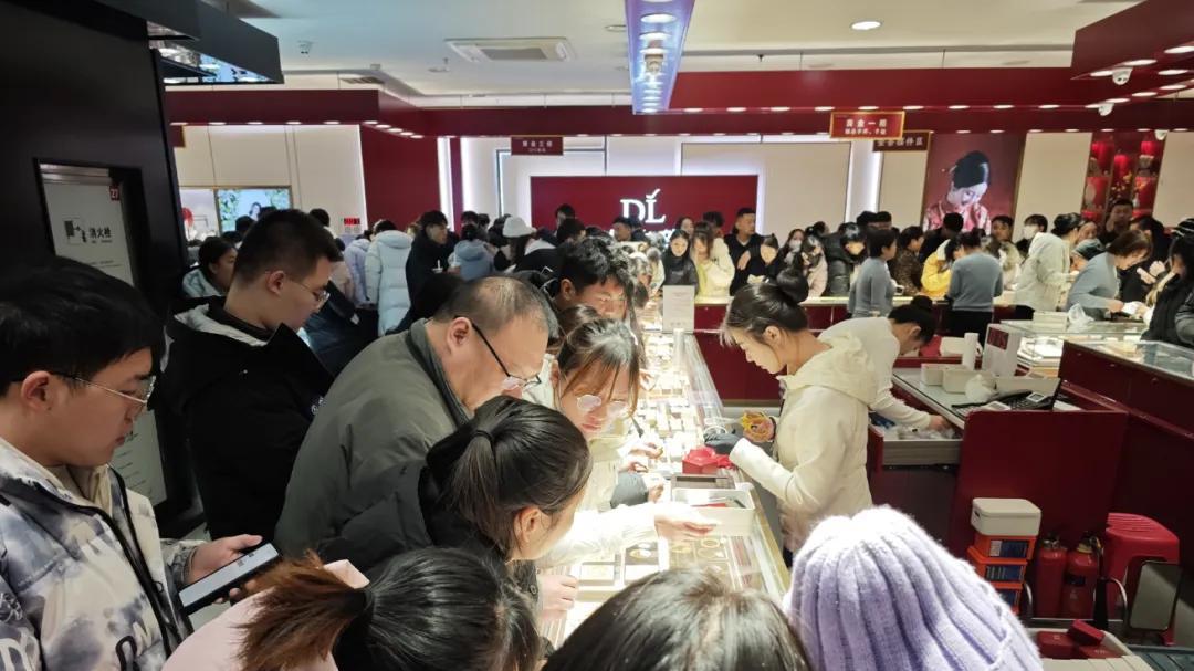 胖东来珠宝区预约制引热议，维权行动显决心