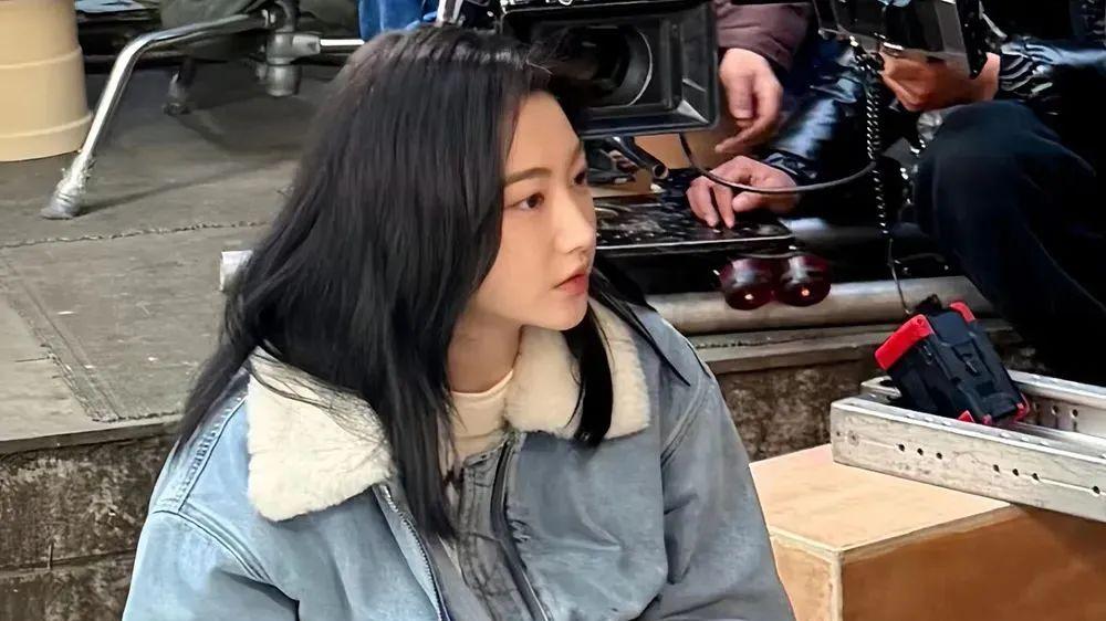 36岁景甜在重庆吃板凳饭，穿一身牛仔装气质太出众，胖了后反而更美