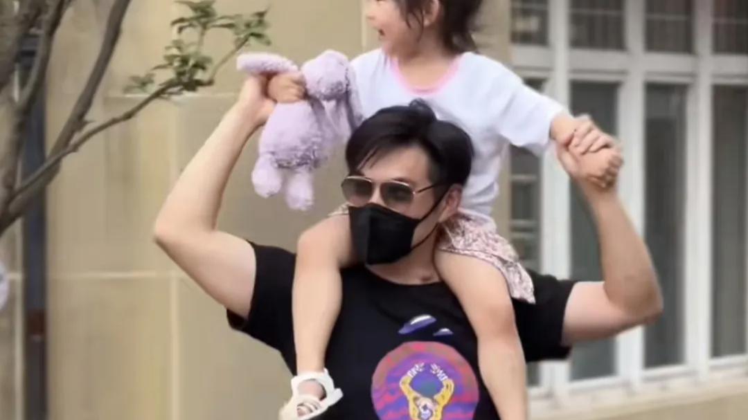 45岁“内娱第一男花瓶”：曾拒绝1个亿，婚房只写老婆的名字，如今成了女儿奴