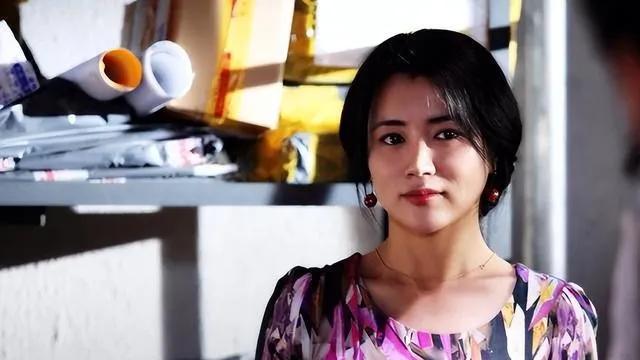 她当过3年特种兵，进演艺圈遭女主耍大牌，如今43岁却还是单身