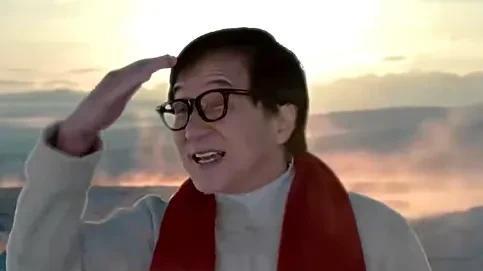这还是我们认识的龙叔吗，头发胡须都白了，毕竟要七十岁了