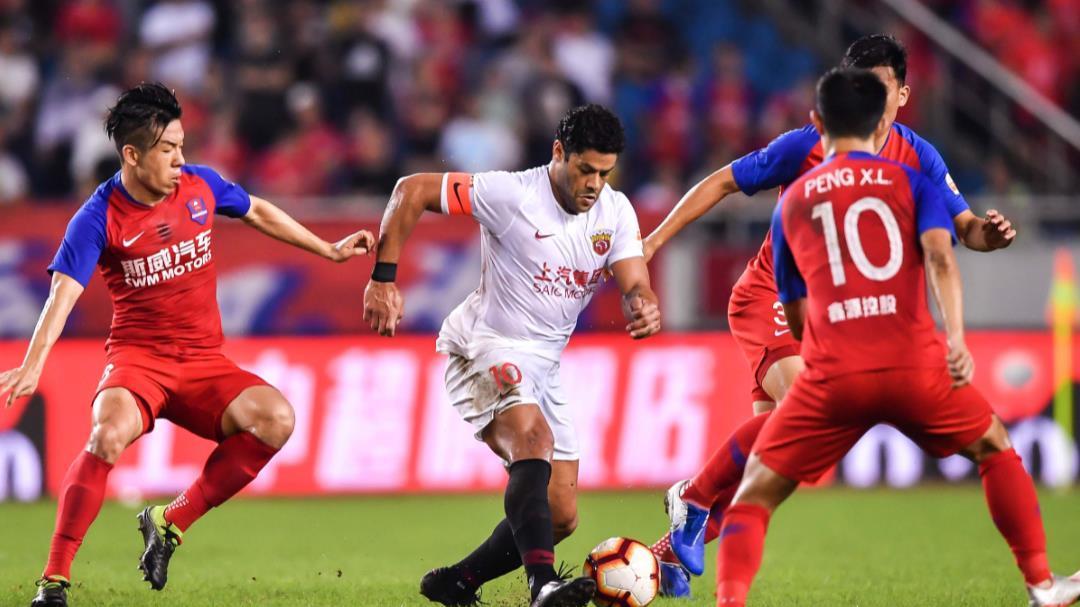 杜佳再次得到上港新合同，未来有望继续留队，球迷直言只信官宣