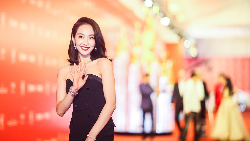 宋茜扫楼直播跳《姐姐真漂亮》，丁禹兮“社死”出圈，网友：这波回忆杀我DNA狂震！