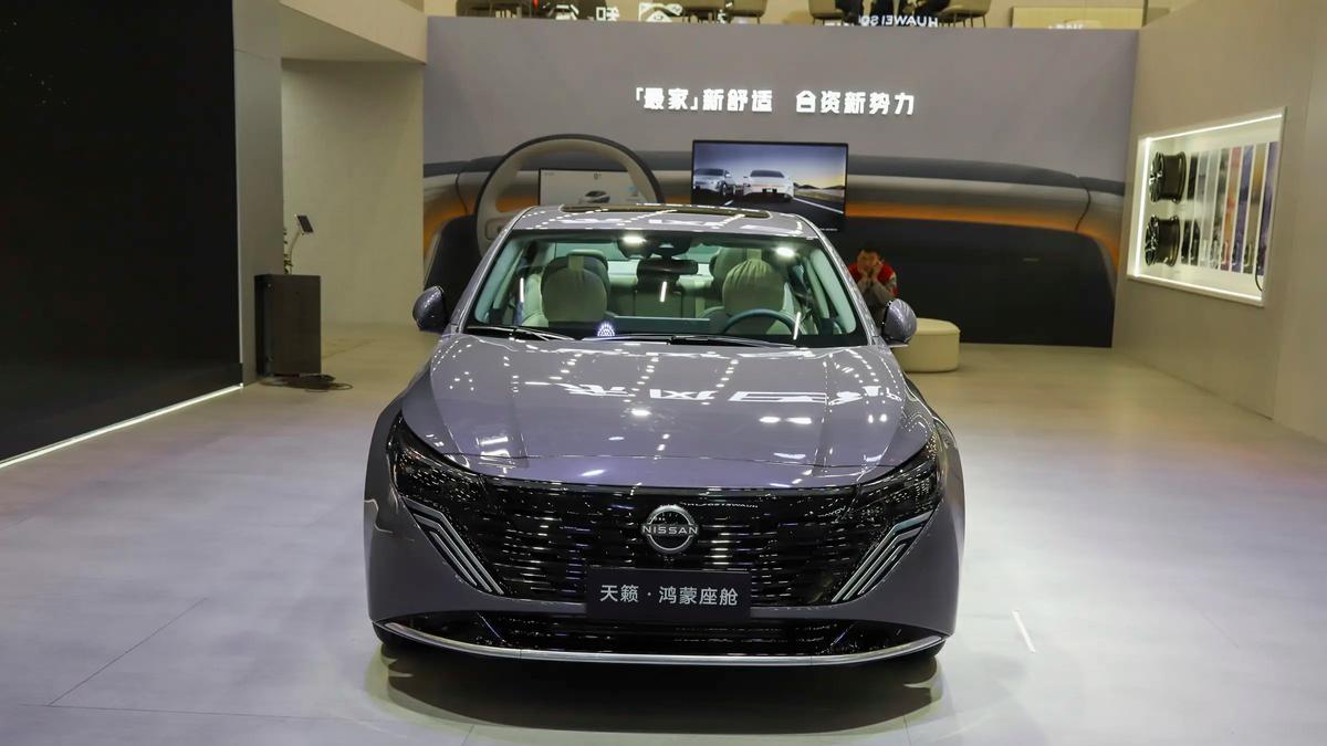 全新日产天籁来袭，配鸿蒙座舱+大沙发座椅，外观内饰大变样