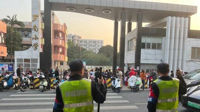 到底怎么回事？一夜之间佛山学校满城尽是水泥墩，万一火情怎么办