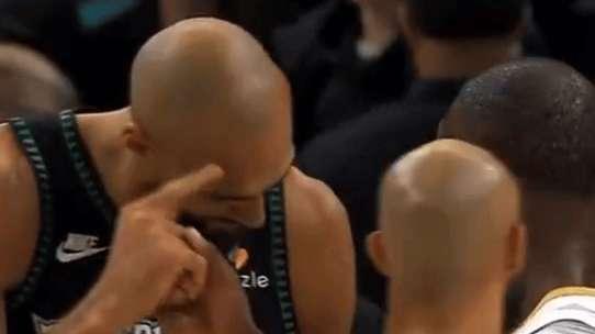 太逗乐了，戈贝尔和布朗聊脱发难题，建议布朗理光头造型