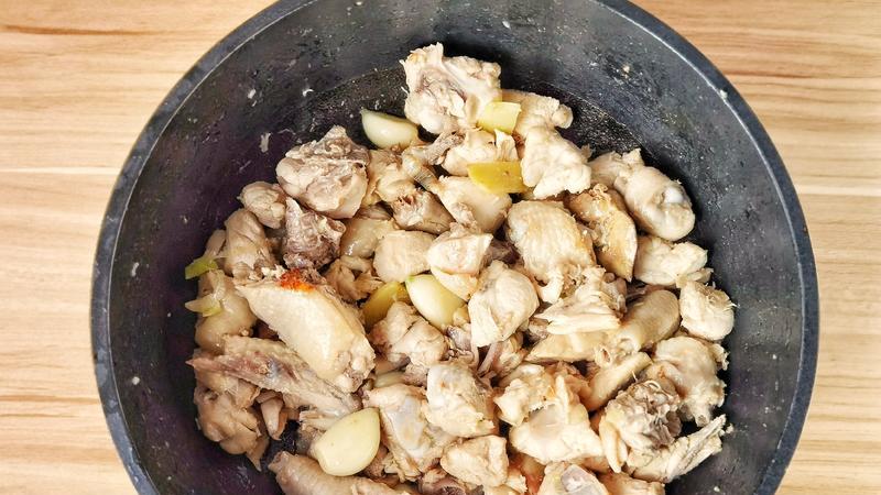 板栗烧鸡这样的家常做法，鸡肉滑嫩爽口，板栗香甜软糯，真香！