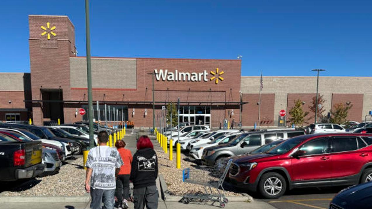 特朗普服软原因曝光，3家美企CEO登门警告，中方给沃尔玛上了一课