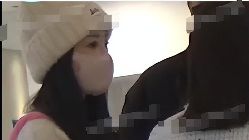 柳岩医院现身，粉色少女风藏不住甜蜜？