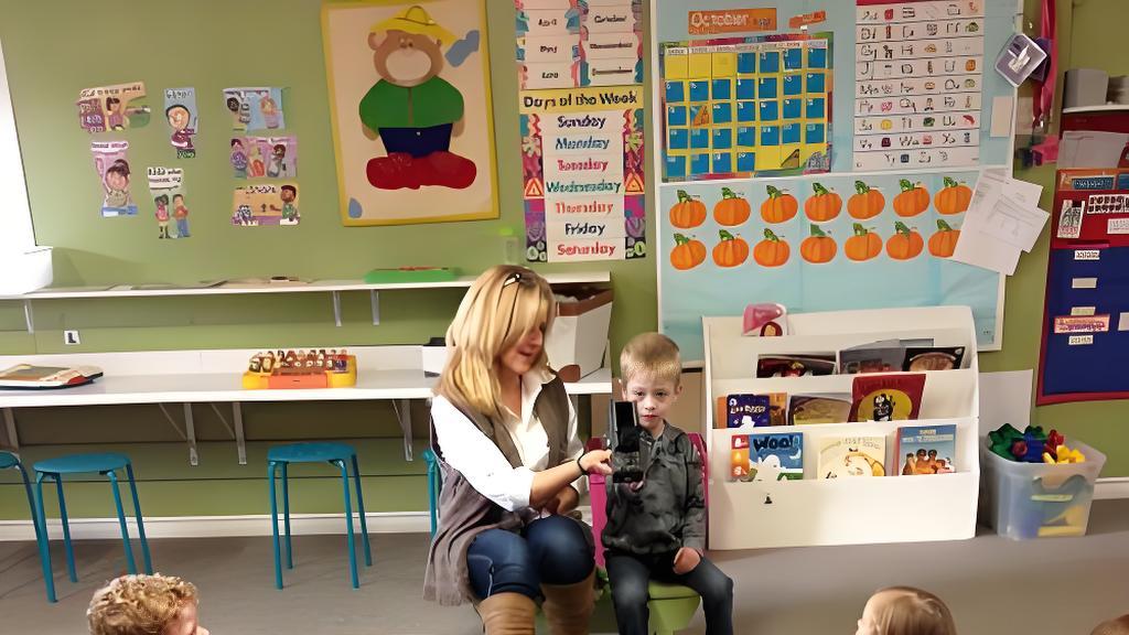 男孩应该比女孩晚一年开始上幼儿园吗?