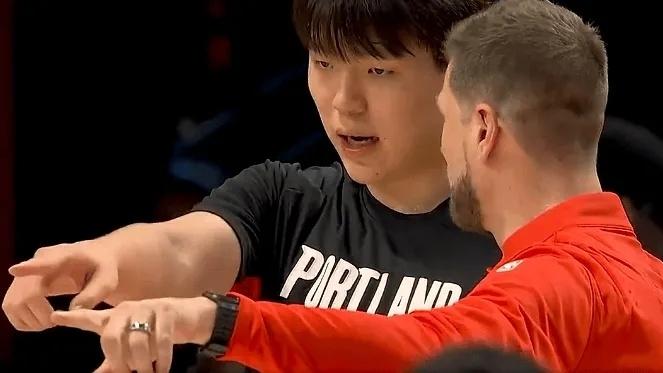 对独行侠杨瀚森垮掉了！首节犯规多，次节攻守拉胯，还需总结提升