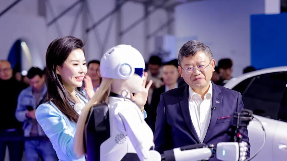 智能化再次领先欧美，它用240亿公里数据教老外造车