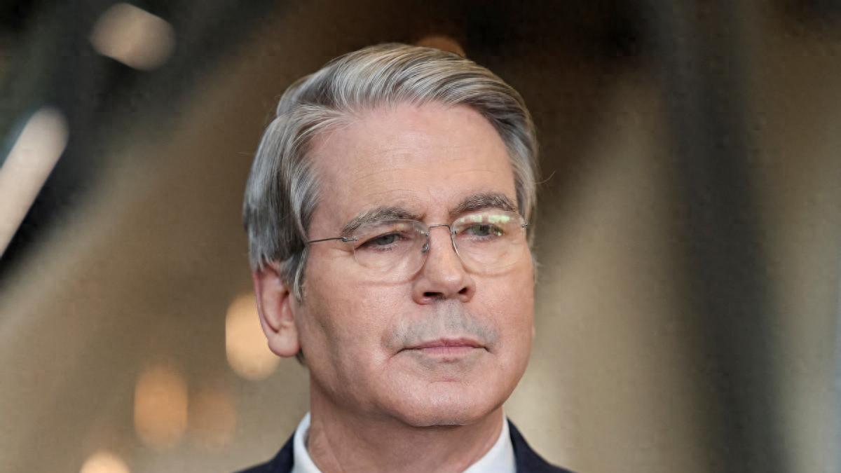 又输给李成钢！美财长给中国递上“降书”，百亿关税计划胎死腹中