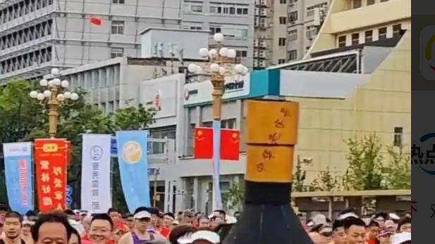 太原马拉松现“老陈醋”跑友！1米5高醋瓶装跑完全程，故事暖心