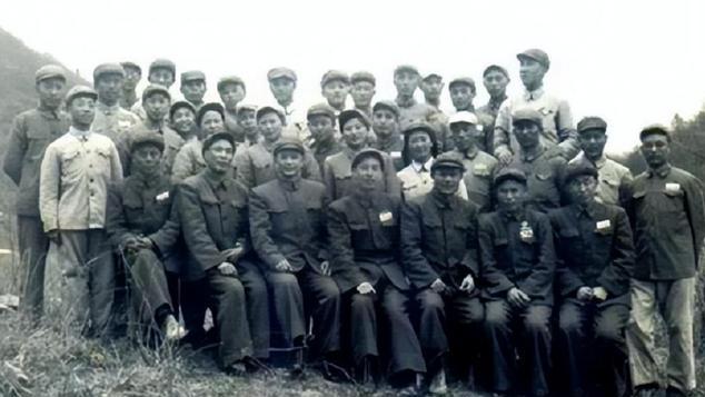 73年公安部长李震意外身亡，老战友肖永银叹息：我要替他办件事