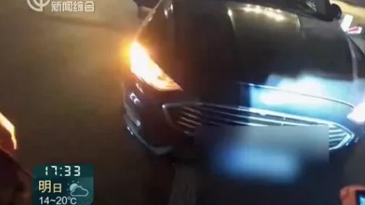 凌晨的十字路口，一辆“睡着”的汽车