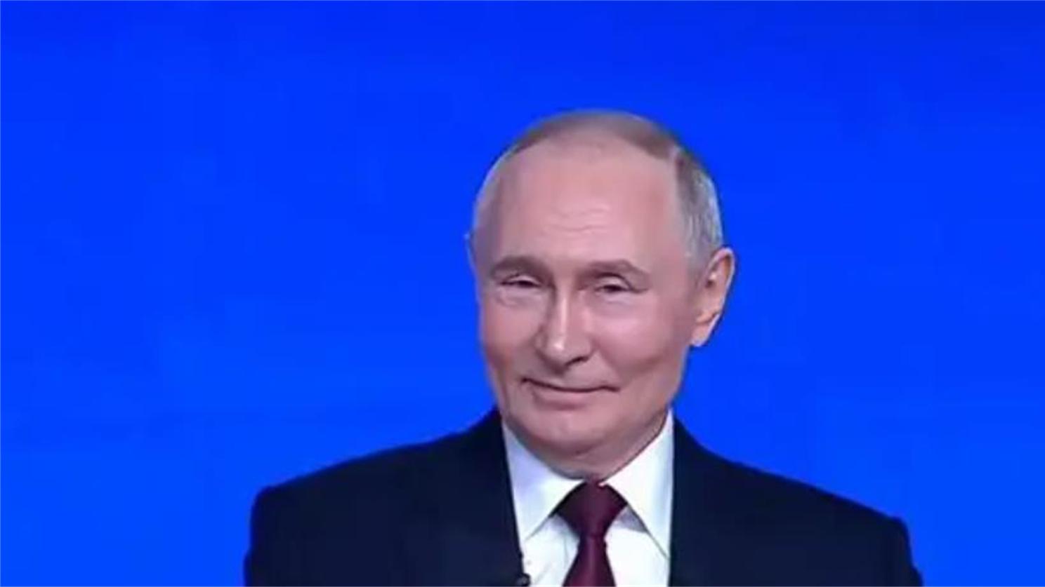 俄乌正激战，73岁普京承认在谈恋爱，一脸幸福，女友到底是谁？