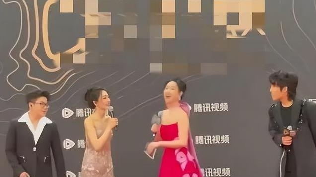 丢大脸了！星光大赏主持人一个举动被喷成马蜂窝，评论区骂声一片