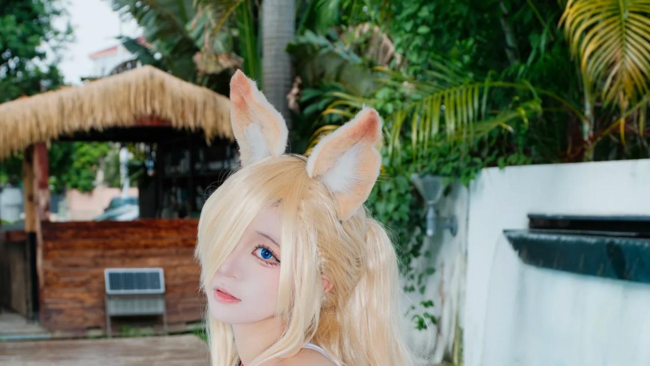 碧蓝档案尾刃康娜 cos：泳池边的兽耳少女，活力与可爱直接暴击！
