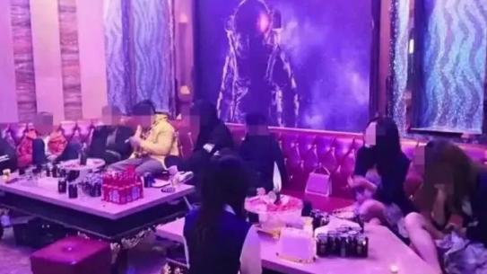 湖北，4位女顾客KTV叫男模玩到天明，早上仅给680元小费，被暴揍一顿，男模怒斥：你们4个人，打发叫花子呢？