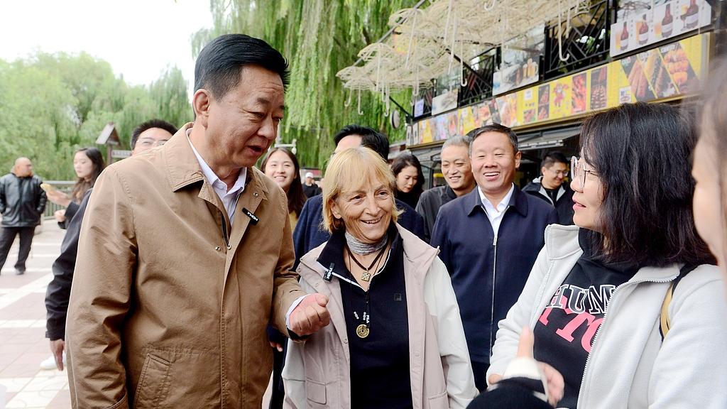 民勤治沙奇迹：从黄沙漫天到绿意盎然的生态之路
