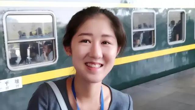 朝鲜女导游长得很漂亮，她们经常要加班