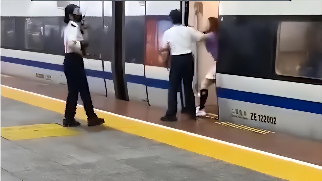 小学老师堵高铁门被拘！“为同伴强扒车门”引众怒，官方：行拘+赔偿