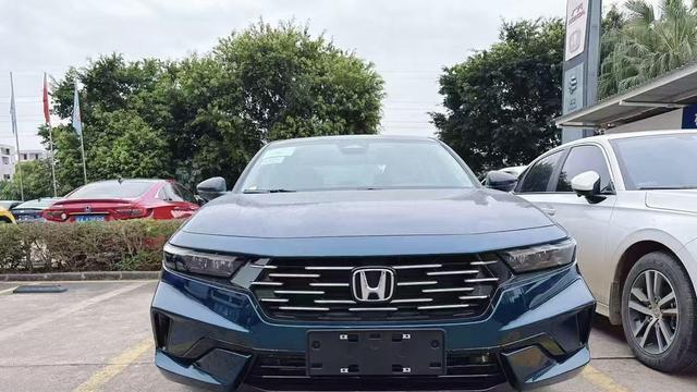 新款本田雅阁实车到店，换全新运动前脸，尺寸升级+新配色