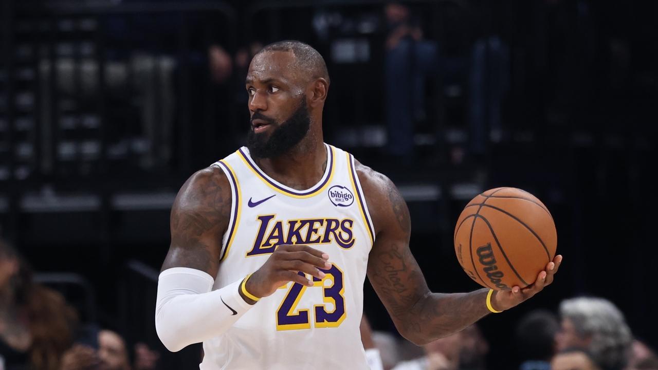 41岁詹姆斯客场首秀演不老神话，关键暴扣+1294场纪录夜震彻盐湖城