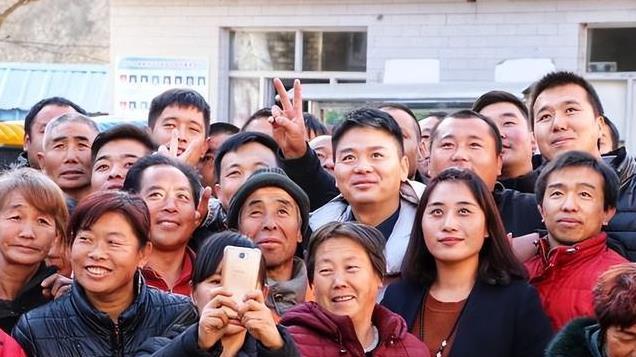 刘强东老家，热闹起来了，村民扶我青云志 ，我送村民万两金