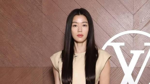 全智贤时装周生图曝光！白裙配黑长直梦回“我的野蛮女友”！
