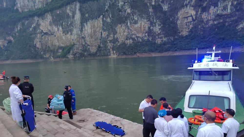贵州黔西发生载人游船侧翻事故，约70人落水