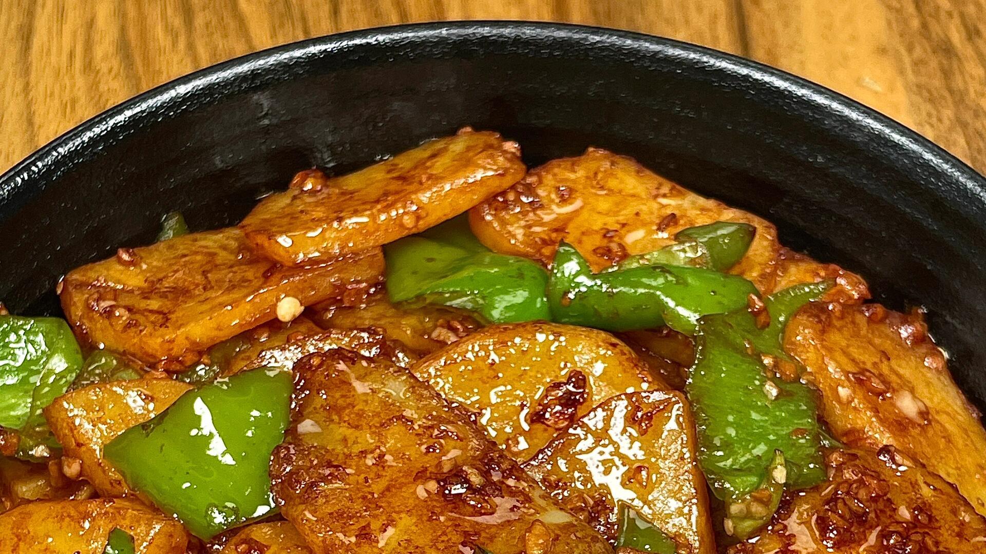 这盘青椒土豆丝香到邻居来借碗！3种食材炒出神仙下饭菜，厨房小白秒变高手