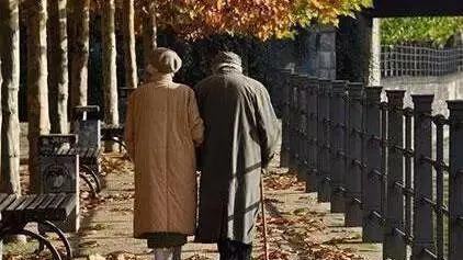 夫妻到了晚年，只要是“分房睡”，大都逃不过3个原因