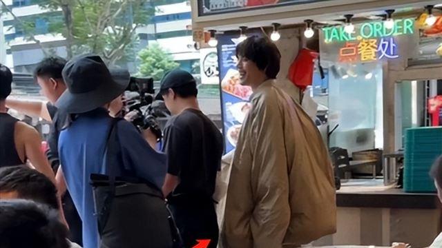 向佐闪现新加坡！穿“大肠”衣露大白腿，凌乱长发被误认是流浪汉