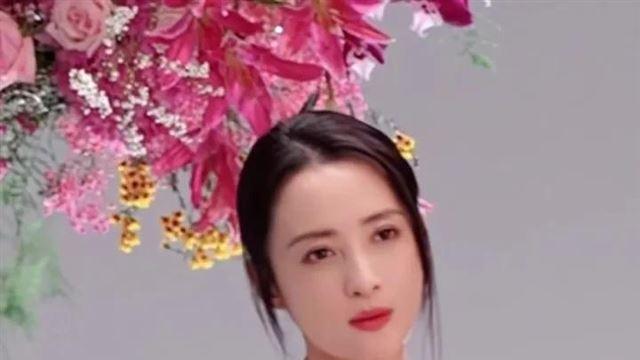 蒋勤勤女神节分享美照，白色衬衫搭粉色纱裙 站在花丛中宛如花仙子